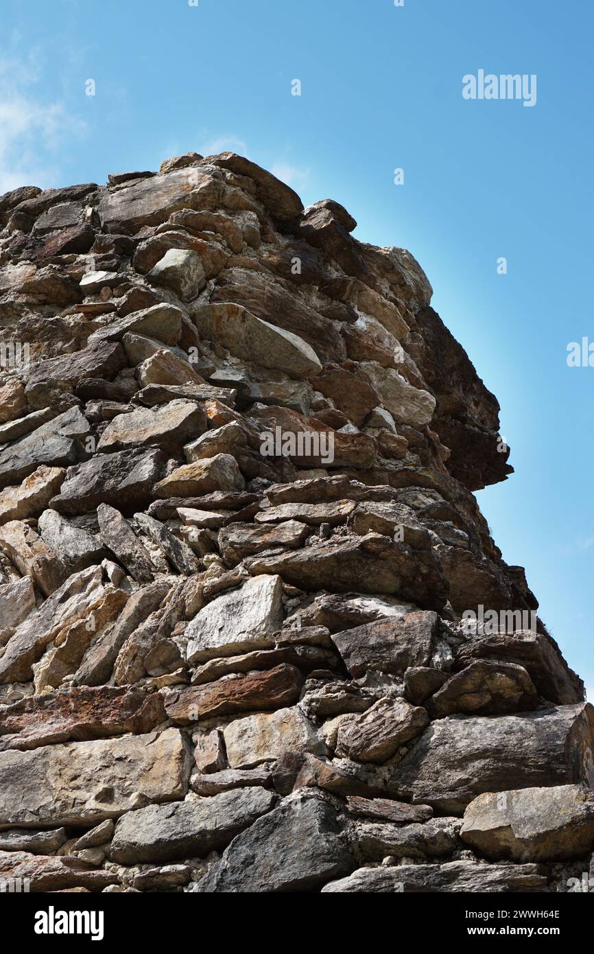 Alte Wand einer Ruine mit Blick nach oben in den Himmel Stockfoto