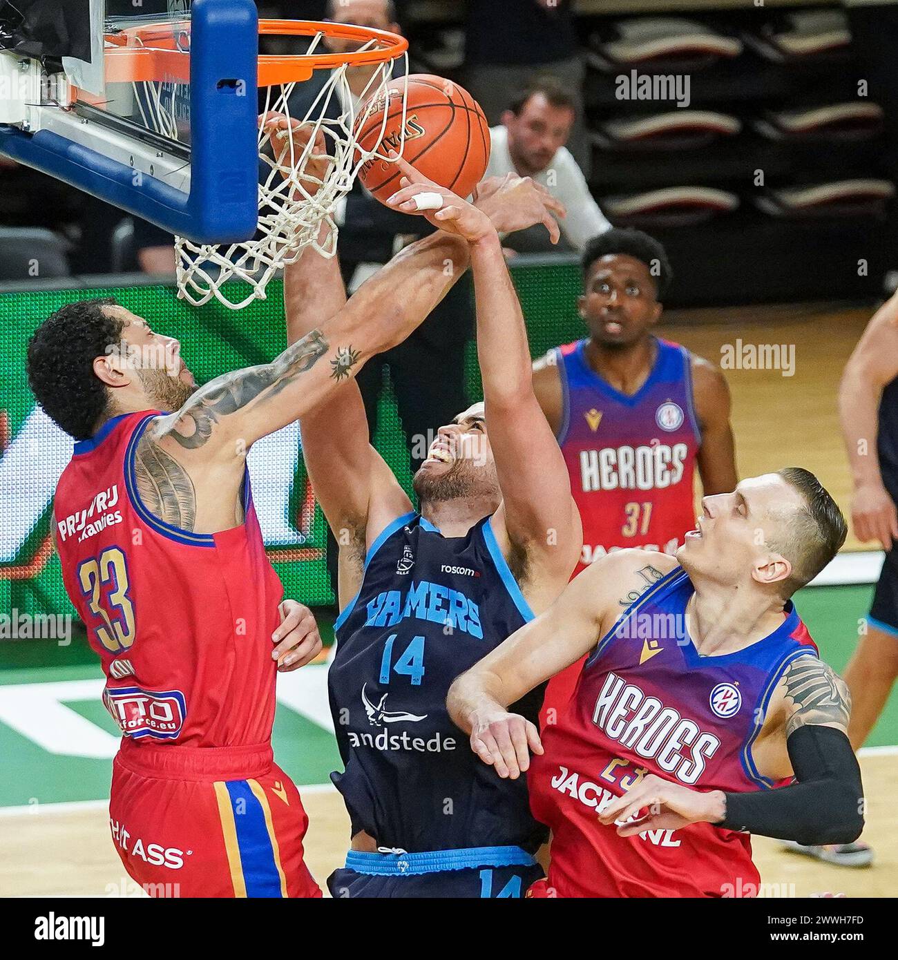 Almere, Niederlande. März 2024. ALMERE, NIEDERLANDE - 24. MÄRZ: Jito Kok von Heroes den Bosch, Terrence Bieshaar von Landstede Hammers, Roberts Stumbris of Heroes den Bosch während des TOTO Basketball Cup Endspiels zwischen Heroes den Bosch und Landstede Hammers im Topsportcentrum am 24. März 2024 in Almere, Niederlande. (Foto von Andre Weening/Orange Pictures) Credit: Orange Pics BV/Alamy Live News Stockfoto