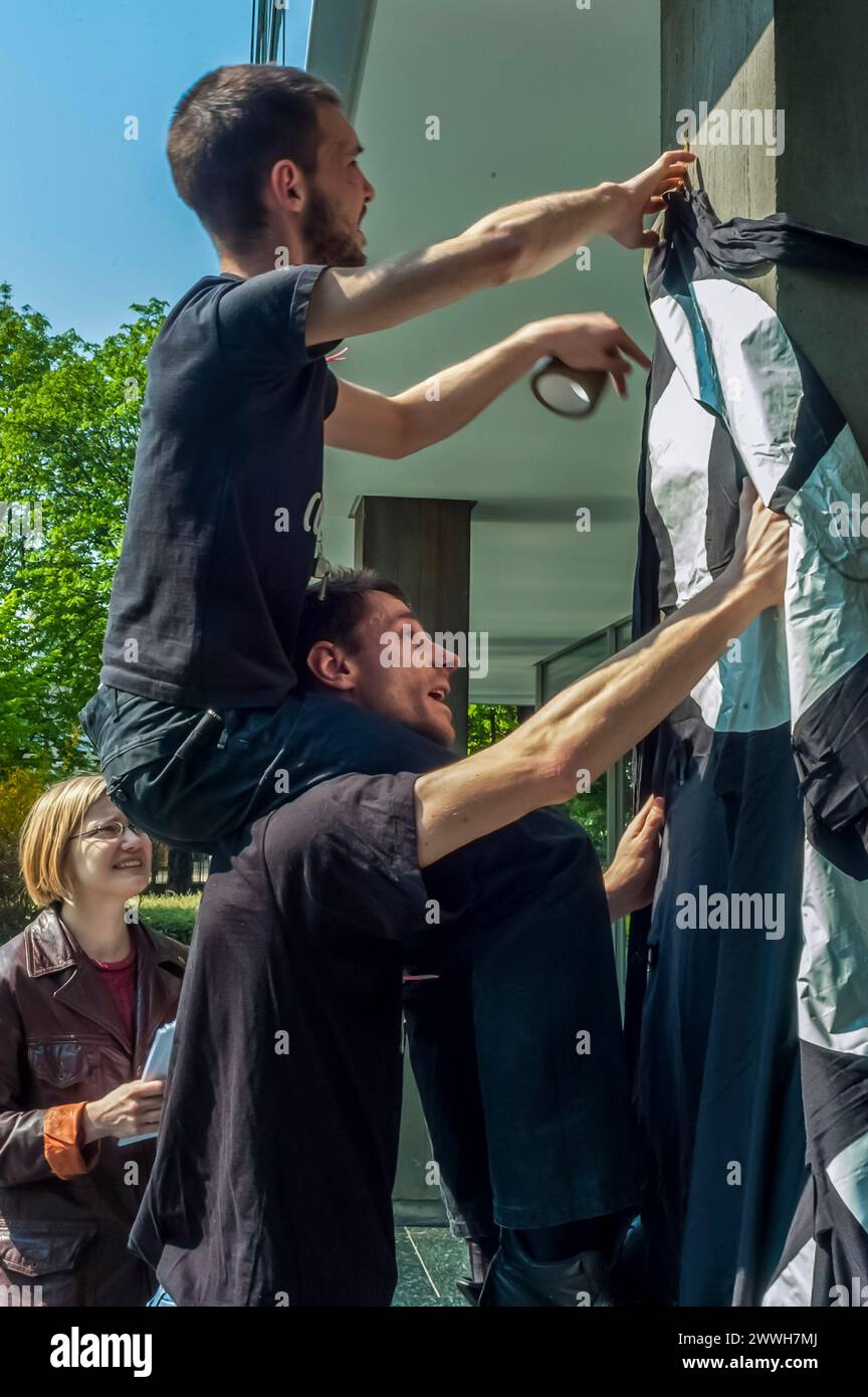 Paris, Frankreich - Anti-Aids-Aktivisten des Gesetzes up-Paris protestieren gegen die Pharmaceutical Corporation, Roche, gegen ihre Entscheidung, das neue AIDS-Medikament T-1249 nicht freizugeben, am 15.04. Des Unternehmens. Detail-Firmenzeichen mit gefälschtem Blut darauf Stockfoto