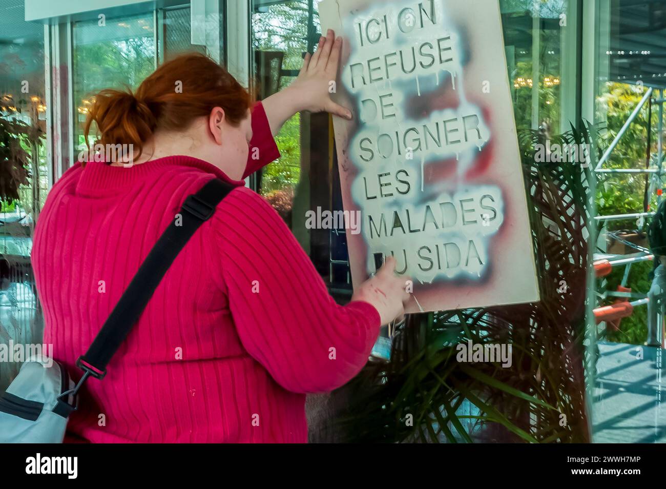 Neu-illy-sur-seine, FRANKREICH - Demonstration der Vereinigung für den Kampf gegen AIDS, Gesetz up-Paris NGO Organisation Against the Lab. Das Pharmaunternehmen Roche verurteilt die Einstellung der Entwicklung von T 1249, einem antiviralen Medikament gegen AIDS. Stockfoto