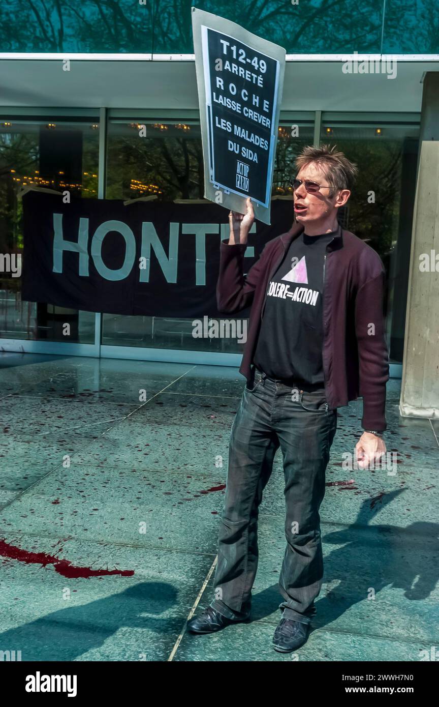 Neu-illy-sur-seine, FRANKREICH - Demonstration der Vereinigung für den Kampf gegen AIDS, Gesetz up-Paris NGO Organisation Against the Lab. Das Pharmaunternehmen Roche verurteilt die Einstellung der Entwicklung von T 1249, einem antiviralen Medikament gegen AIDS. Stockfoto