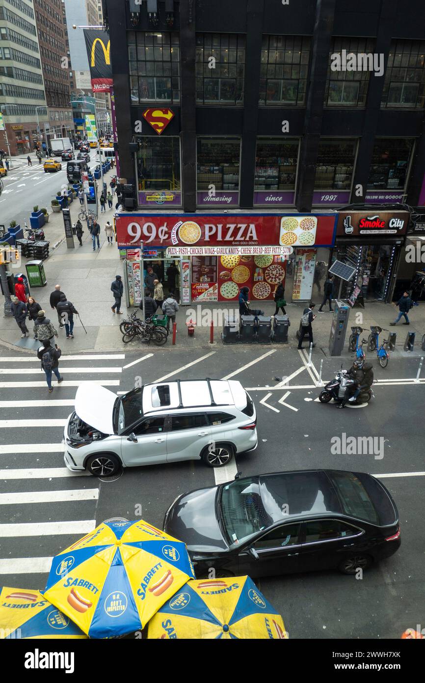 Die geschäftige Kreuzung am Times Square verfügt über ein Pizza Restaurant, 2024, NYC Stockfoto
