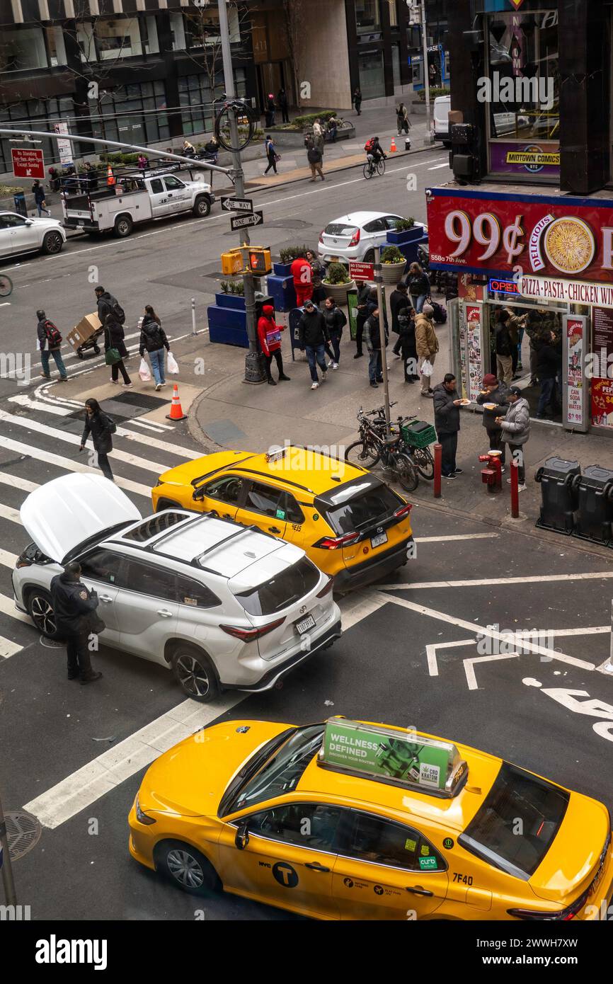 Die geschäftige Kreuzung am Times Square verfügt über ein Pizza Restaurant, 2024, NYC Stockfoto