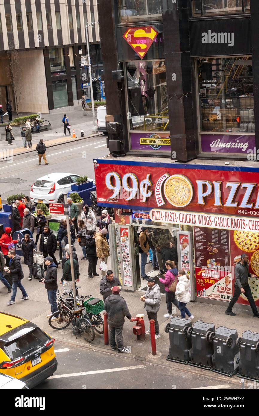 Die geschäftige Kreuzung am Times Square verfügt über ein Pizza Restaurant, 2024, NYC Stockfoto