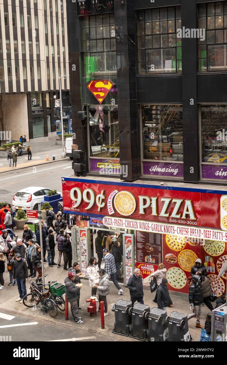 Die geschäftige Kreuzung am Times Square verfügt über ein Pizza Restaurant, 2024, NYC Stockfoto