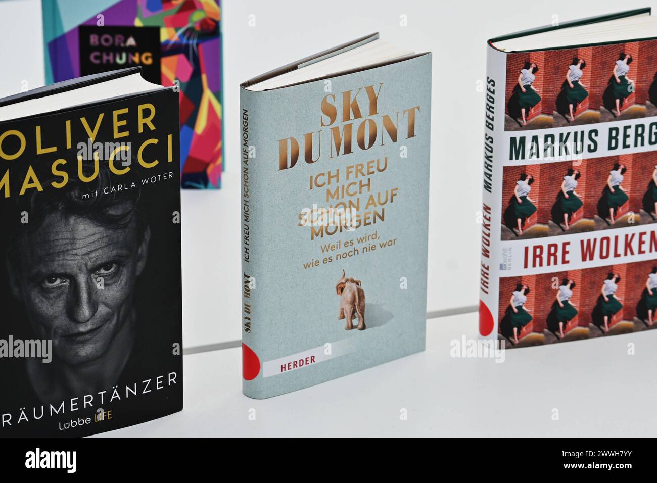 Leipziger Buchmesse 2024, Messe Leipzig. Foto: Buch Neuheiten von Oliver masucci, Sky du Mont und Bora Chung *** Leipziger Buchmesse 2024, Messe in Leipzig Fotobuchneuheiten von Oliver masucci, Sky du Mont und Bora Chung Stockfoto