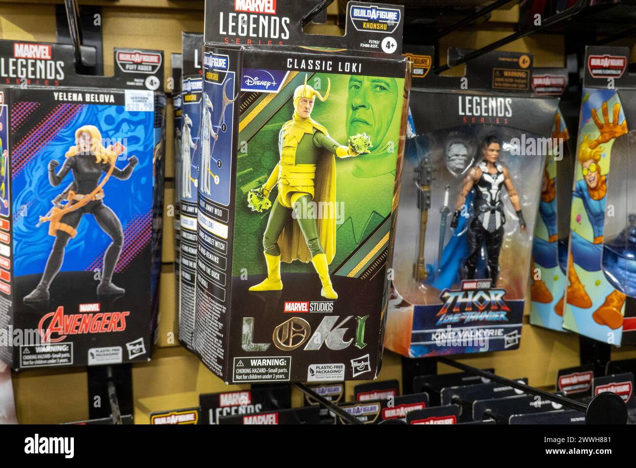 Die Midtown Comics am Times Square bietet eine riesige Auswahl an Büchern, Graphic Novels, Actionfiguren und Sammlerstücken, New York City, USA 2024 Stockfoto