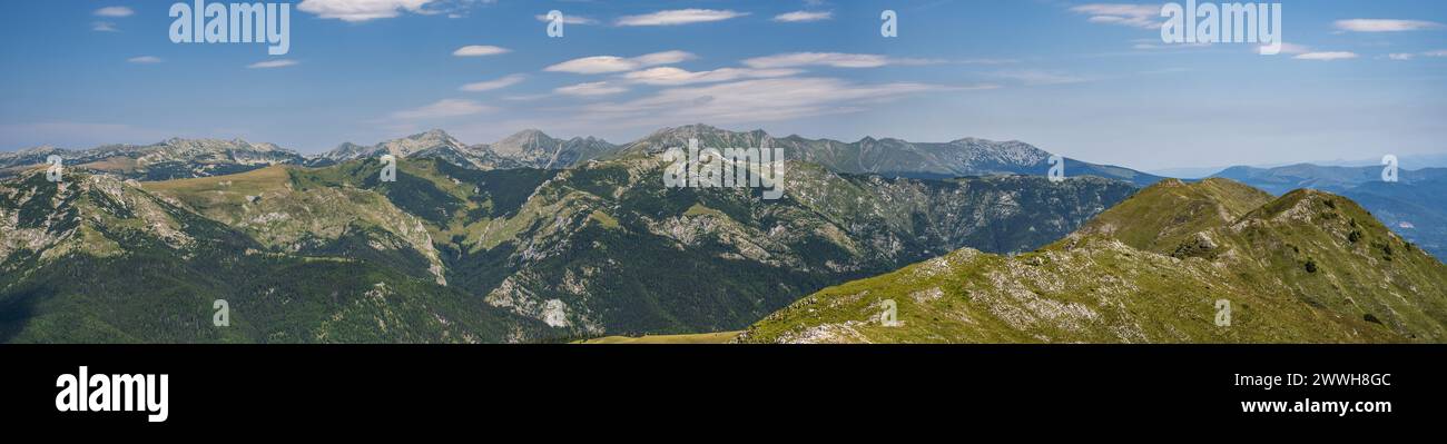 Herrlicher Blick vom Oslea Hügel in den Valcan Bergen in Rumänien an einem schönen Sommertag Stockfoto
