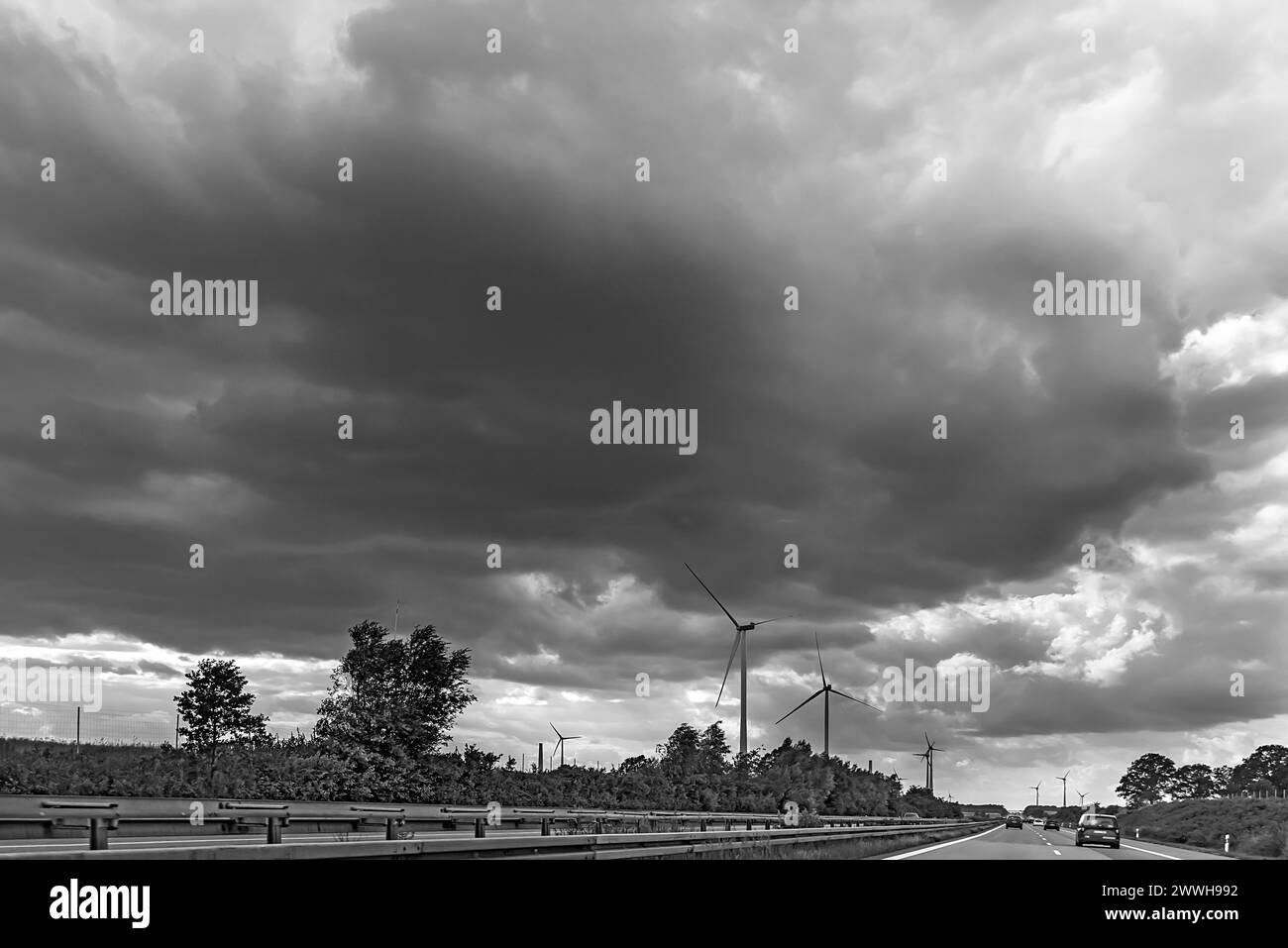 Windräder auf der Autobahn A 9, bewölkter Himmel, Thüringen, Deutschland Stockfoto