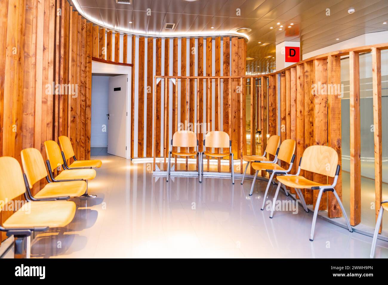 Leerer Warteraum einer Augenklinik mit Stühlen und Holzmöbeln Stockfoto