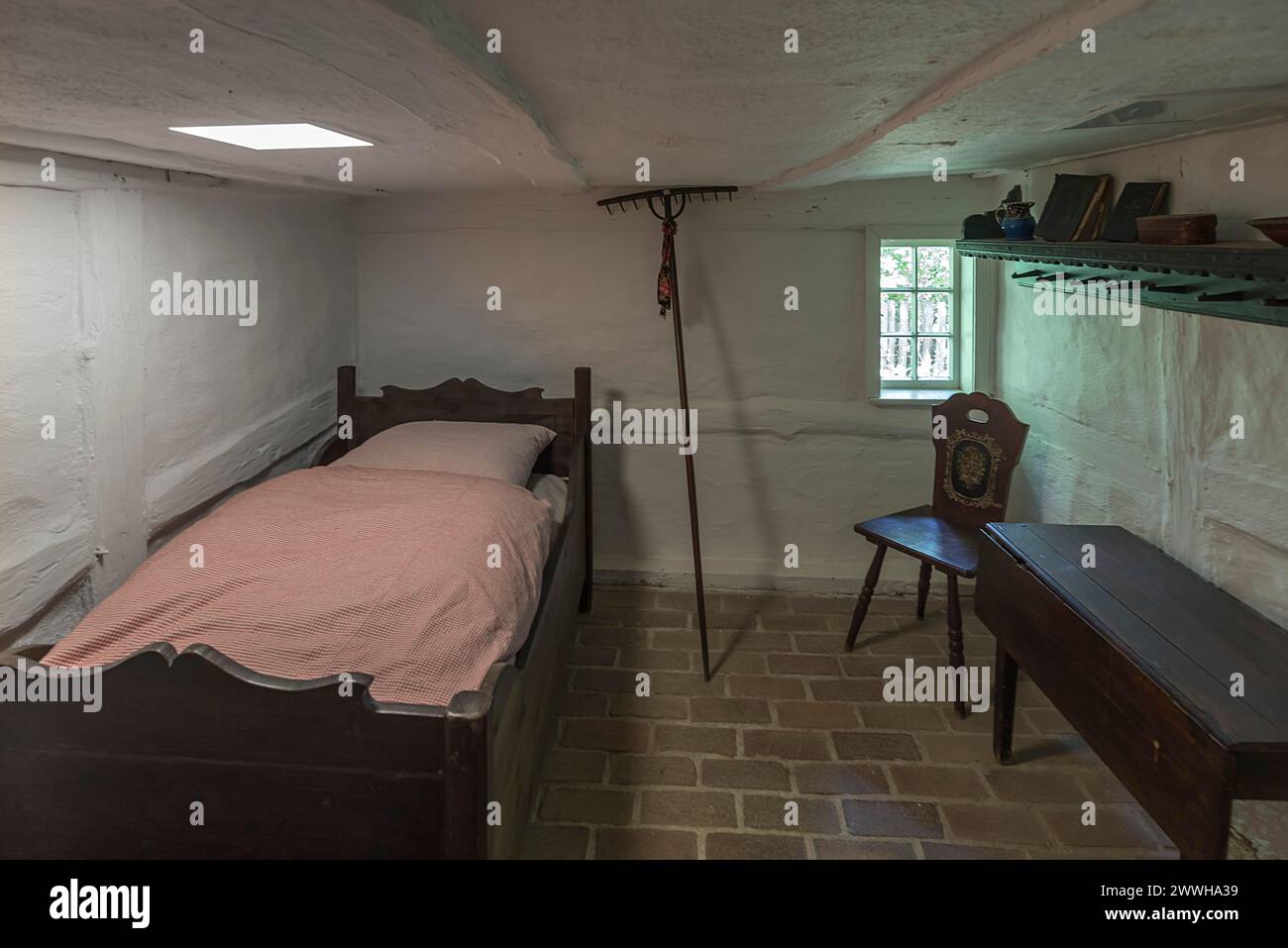 Schlafzimmer in einem historischen Bauernhaus aus dem 19. Jahrhundert, Freilichtmuseum Schwerin-Muess, Mecklenburg-Vorpommerm, Deutschland Stockfoto
