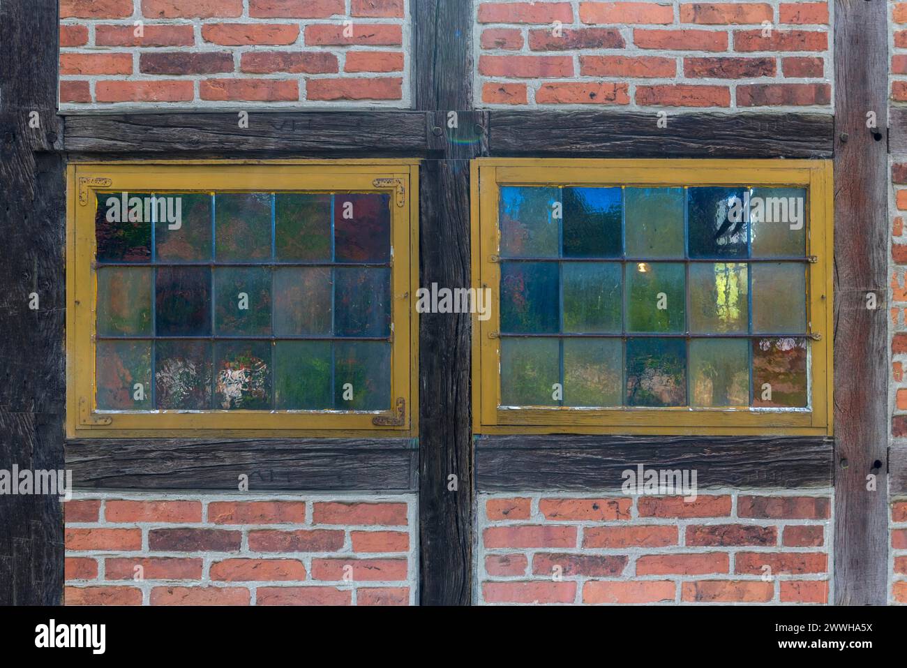 Bunte Fensterscheiben einer Schmiede aus dem 19. Jahrhundert, Freilichtmuseum für Volkskunde Schwerin-Muess, Mecklenburg-Vorpommern, Deutschland Stockfoto
