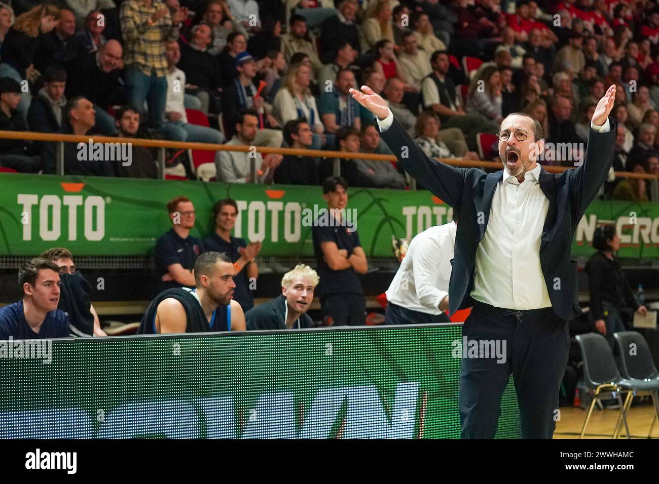 Almere, Niederlande. März 2024. ALMERE, NIEDERLANDE - 24. MÄRZ: Trainer Jean Marc Jaumin von Landstede Hammers beim TOTO Basketball Cup Endspiel zwischen Heroes den Bosch und Landstede Hammers im Topsportcentrum am 24. März 2024 in Almere, Niederlande. (Foto von Andre Weening/Orange Pictures) Credit: Orange Pics BV/Alamy Live News Stockfoto