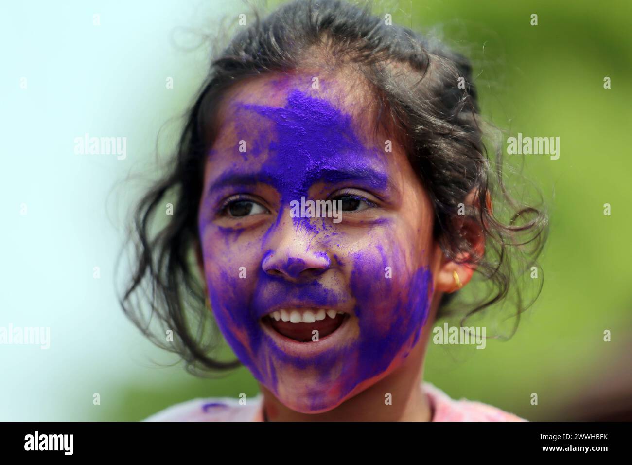 Nepal feiert Holi, das Festival der Farben Ein nepalesisches Mädchen mit Einem farbigen Gesicht posiert für Foto, während sie Holi feiert, das Festival der Farben auf dem Kathmandu Durbar Square, einem UNESO-Weltkulturerbe in Kathmandu am 24. März 2024. Tausende von Einheimischen und Touristen versammelten sich am Sonntag im alten Innenhof des Palastes, um das fest mit Eifer und Fröhlichkeit zu feiern. Das Festival, auch Frühlingsfest genannt, markiert die Ankunft des Frühlings und der Erntezeit. Zwei Tage lang in Hills und Terai gefeiert, kommen die Menschen aus ihrem Haus und verschmieren sich gegenseitig mit Farben und tauschen ihre Begrüßung aus Stockfoto