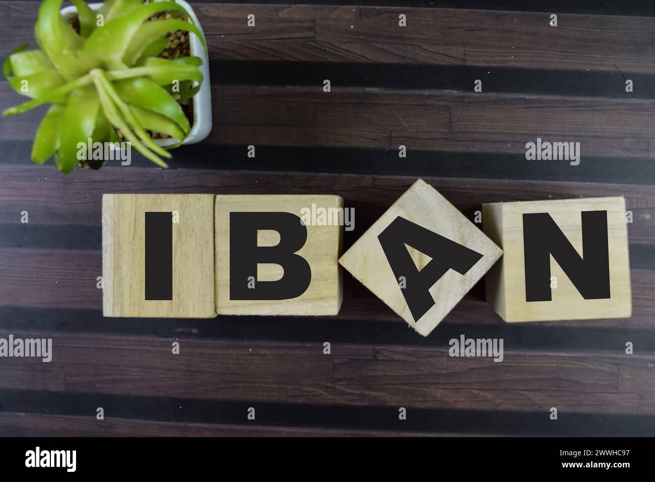 Konzept der Holzwürfel mit dem Wort IBAN auf hölzernem Hintergrund. Stockfoto