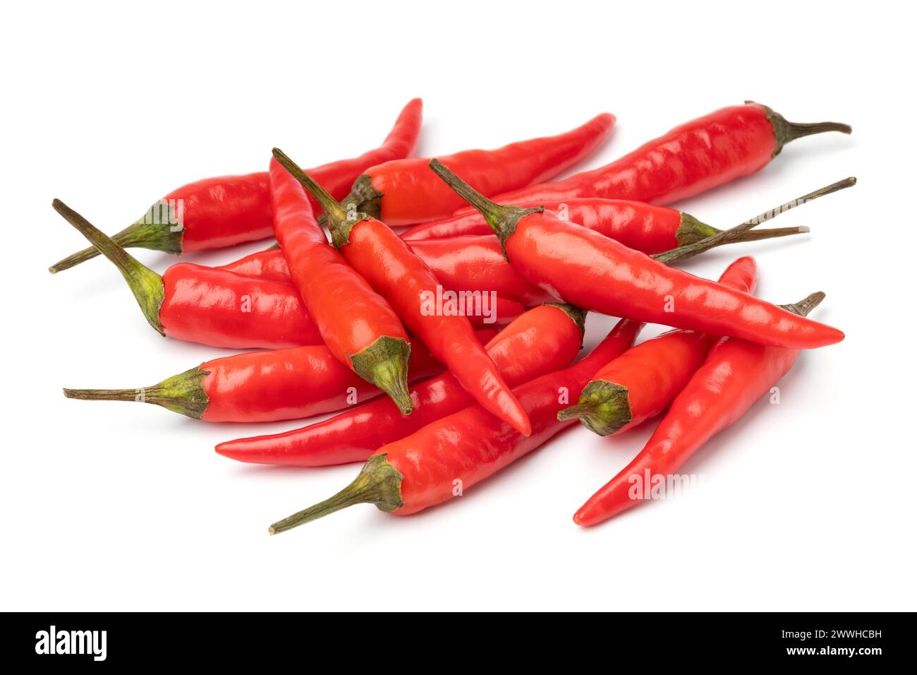 Haufen von ganzen frischen rohen rohen rohen Paprika aus nächster Nähe isoliert auf weißem Hintergrund Stockfoto
