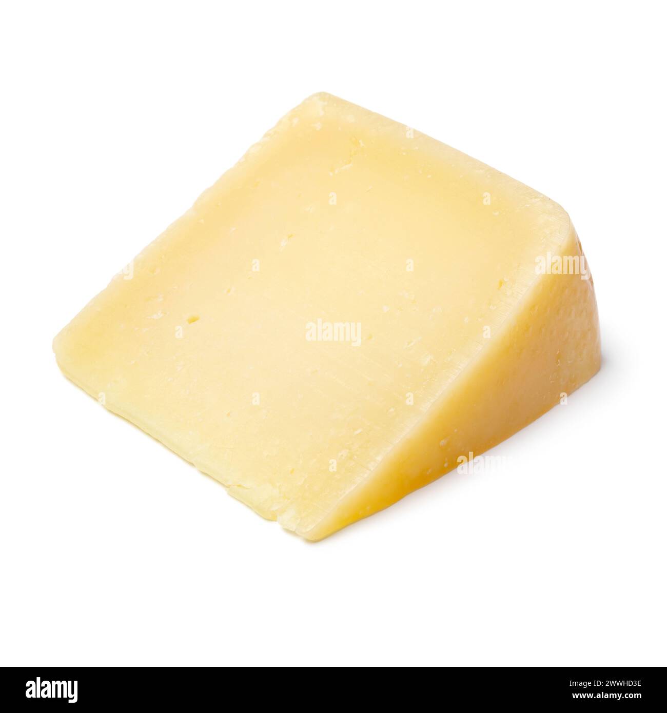 Stück Reifen Italion Pecorino Käse isoliert auf weißem Hintergrund Nahaufnahme Stockfoto