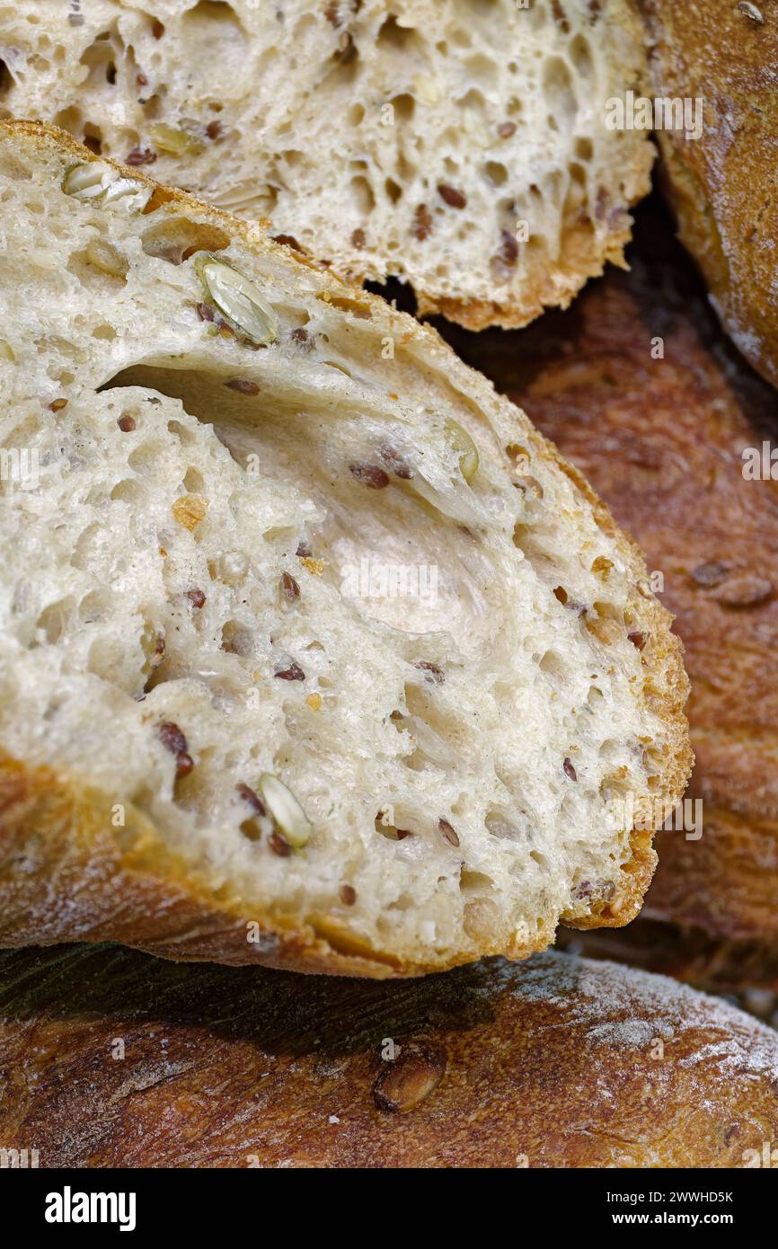 Frisch gebackenes traditionelles Mehrkornbrot, abstrakter Essenshintergrund Stockfoto