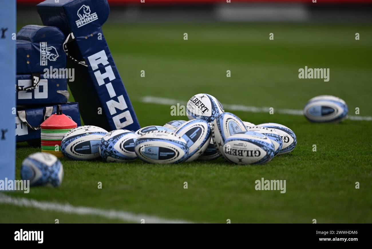 Bath, Somerset, Großbritannien. 24. März 2024, The Recreation Ground, Bath, Somerset, England; Gallagher Premiership Rugby, Bath versus Sale Sharks; Rugbybälle und Tackle Bags auf dem Spielfeld Credit: Action Plus Sports Images/Alamy Live News Stockfoto