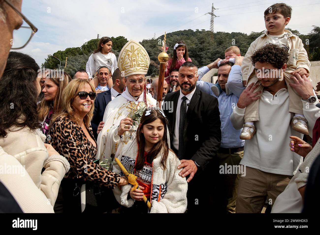 Der libanesische christliche Patriarch Mar Bechara Boutros al-Rahi segnet die Gläubigen nach einer Messe am Palmensonntag in der Kirche von Bkerki nördlich von Beirut Stockfoto