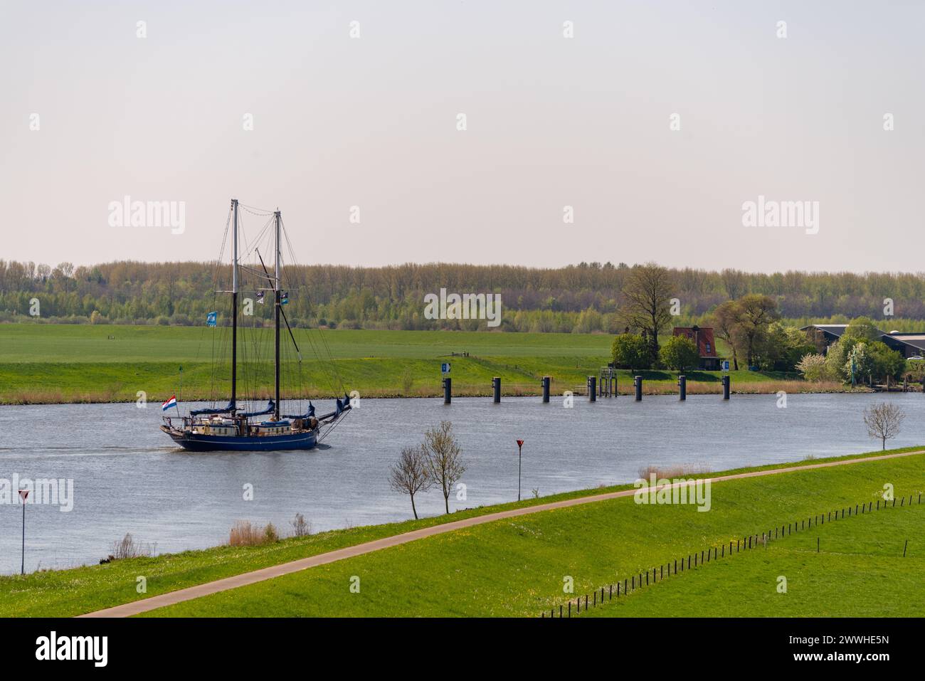 Klassisches Segelboot auf der IJssel in der Nähe von Kampen, Niederlande Stockfoto