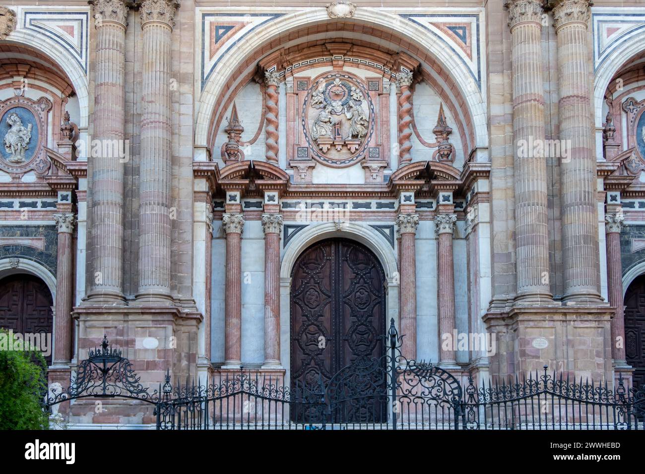 Die Kathedrale von Malaga mit Blick auf den majestätischen Haupteingang. Mittelalterliche römisch-katholische Kirche im Renaissance-Stil mit barocker Fassade, Spanien. Stockfoto