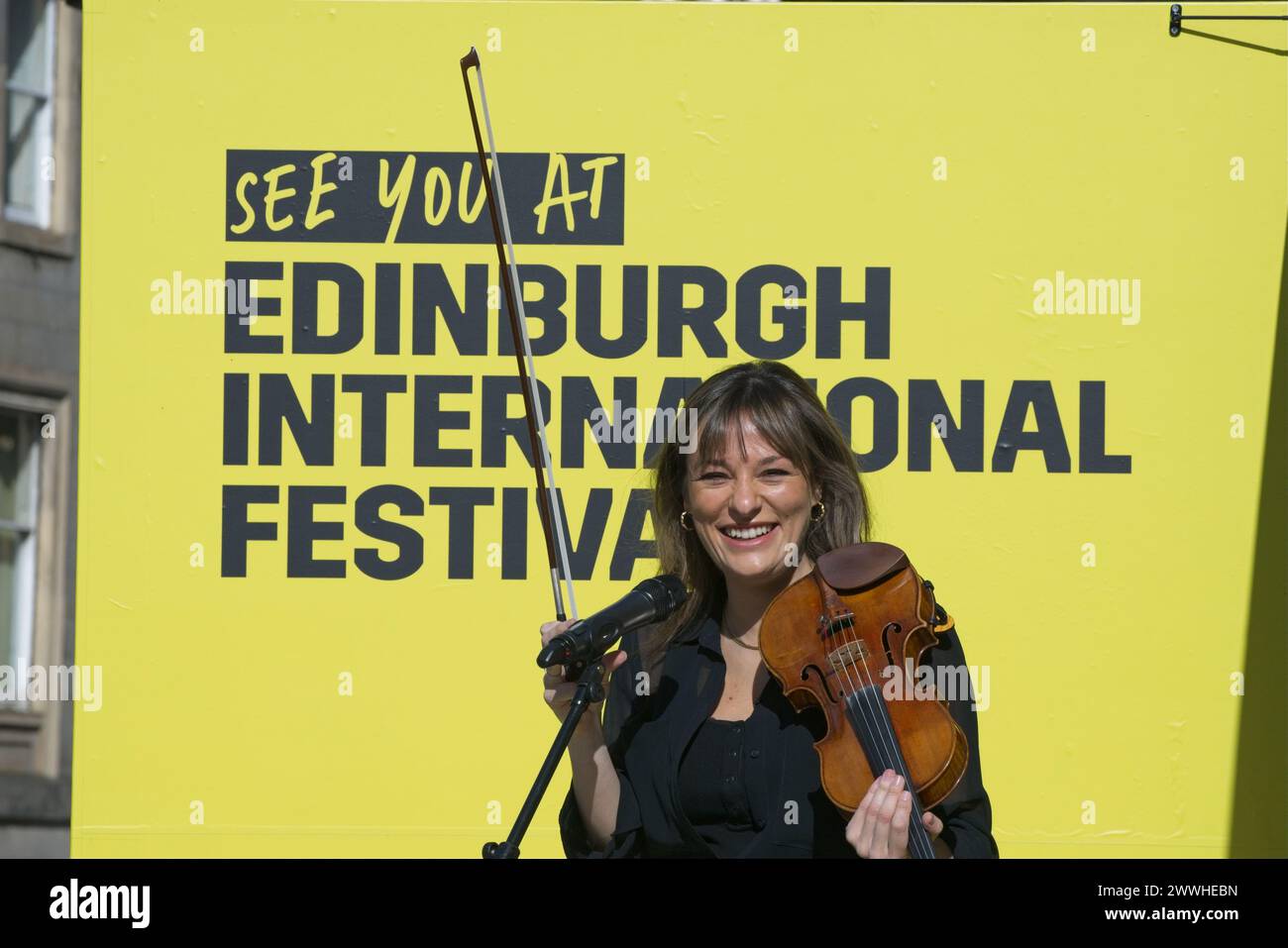 Edinburgh, Schottland. Sonntag, 224. März 2024. Nicola Benedetti spielt die Geige in der Big Yellow Brochure vor der Usher Hall in Edinburgh. Kredit: Brian Anderson Kredit: Brian Anderson/Alamy Live News Stockfoto