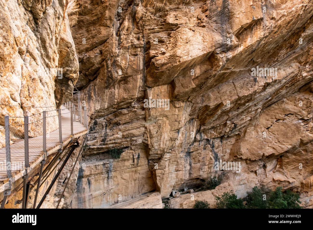 El Caminito del Rey Gehweg entlang der steilen Wände einer engen Schlucht in El Chorro, schmalen Holzplatofrms, die an senkrechten Felsen befestigt sind, Spanien Stockfoto