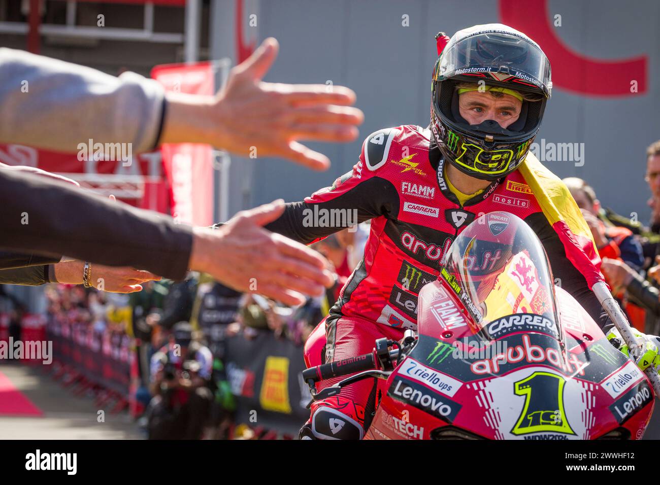 Circuit de Barcelona, Barcelona, Katalonien, Spanien. März 2024. 2024 Pirelli Catalunya Round, World Superbikes, Runde 2, Tag 3; Alvaro Bautista von den Aruba.it Rennfahrten zum Fahrerlager nach dem superpole Credit: Action Plus Sports/Alamy Live News Stockfoto