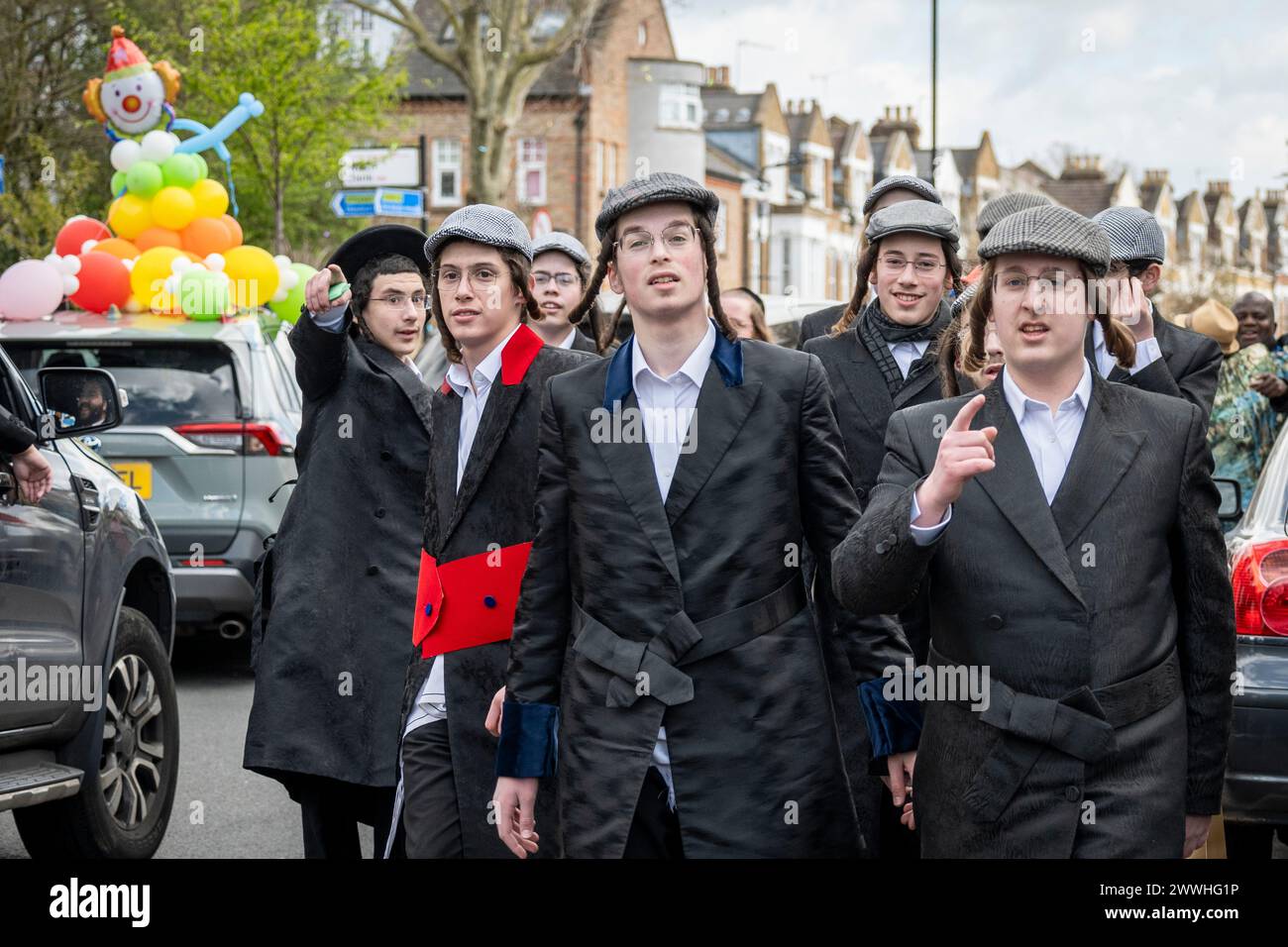 London, Großbritannien. 24. März 2024. Jugendliche in Stamford Hill, Nord-London. Viele Kinder tragen bunte Kostüme, wenn sie das jüdische fest von Purim feiern. Das Festival beinhaltet die Lektüre des Buches Esther, in dem die Niederlage von Haman, dem Berater des persischen Königs, beschrieben wird, der vor 2.500 Jahren das jüdische Volk massakrieren wollte, aber das Ereignis wurde durch Esthers Mut verhindert. Quelle: Stephen Chung / Alamy Live News Stockfoto