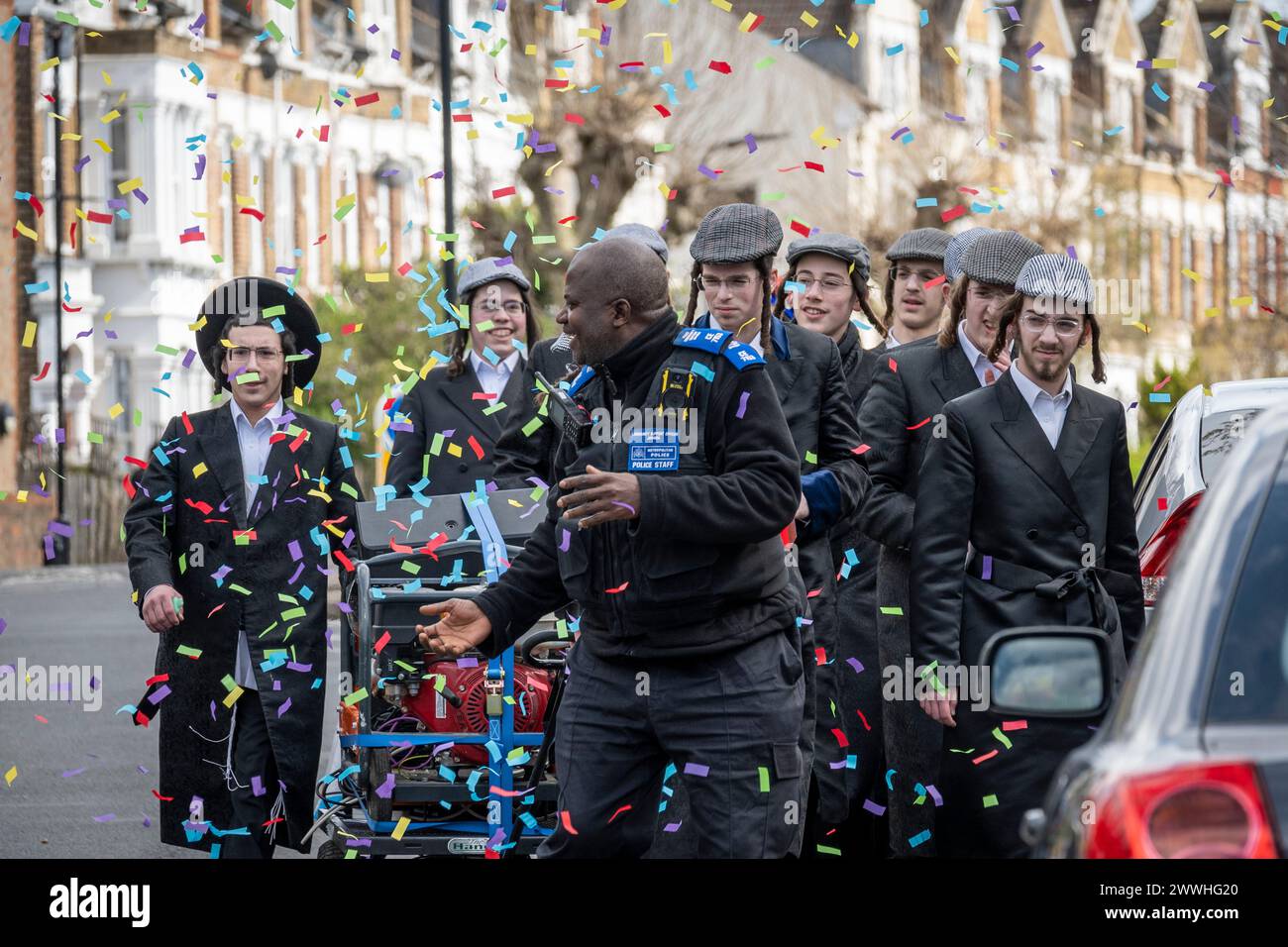 London, Großbritannien. 24. März 2024. Junge in Stamford Hill, Nord-London, werfen Konfetti. Viele Kinder tragen bunte Kostüme, wenn sie das jüdische fest von Purim feiern. Das Festival beinhaltet die Lektüre des Buches Esther, in dem die Niederlage von Haman, dem Berater des persischen Königs, beschrieben wird, der vor 2.500 Jahren das jüdische Volk massakrieren wollte, aber das Ereignis wurde durch Esthers Mut verhindert. Quelle: Stephen Chung / Alamy Live News Stockfoto