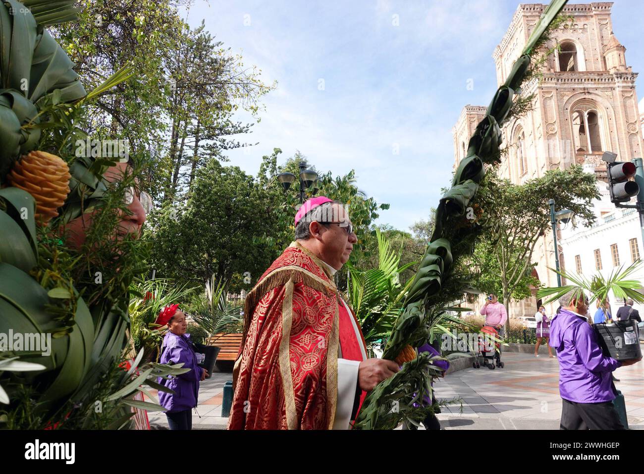 CUENCA-DOMINGO DE RAMOS Cuenca, Ecuador 24 de marzo de 2024 Los cuencanos catolicos Celebraron hoy el Domingo de Ramos. Solos, en pareja o en familia acudieron a las diferentes iglesias para Remorar la entrada triunfal de Jesus a JerusalÃ n, con una misa que marca el comienzo de la Semana Santa y que repräsenta el final de la Cuaresma. Monsenor Marcos PerÃ z Caicedo y el Padre Francisco Calle fueron los que bendicieron los ramos en la Catedral Vieja y en la Inmaculada. foto Boris Romoleroux/API. REL-CUENCA-DOMINGODERAMOS-4c2600da2b6104e5e1fc74f5678c1b *** CUENCA PALM SUNDAY Cuenca,Ecuador M Stockfoto