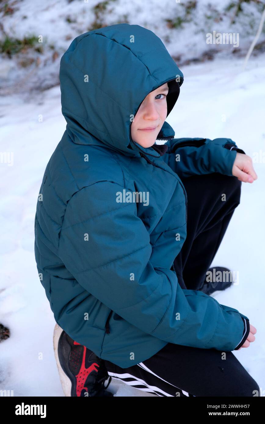 Hübscher Junge auf Schnee Stockfoto