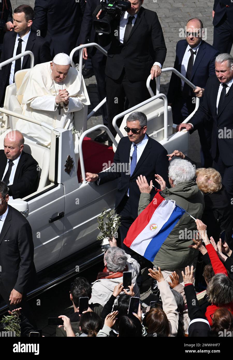 Rom, Italien. März 2024. Papst Franziskus feiert am 24. März 2024 im Vatikan die Messe am Palmensonntag auf dem Petersplatz. Es ist der offizielle Beginn der Karwoche. Foto: Eric Vandeville/ABACAPRESS.COM Credit: Abaca Press/Alamy Live News Stockfoto