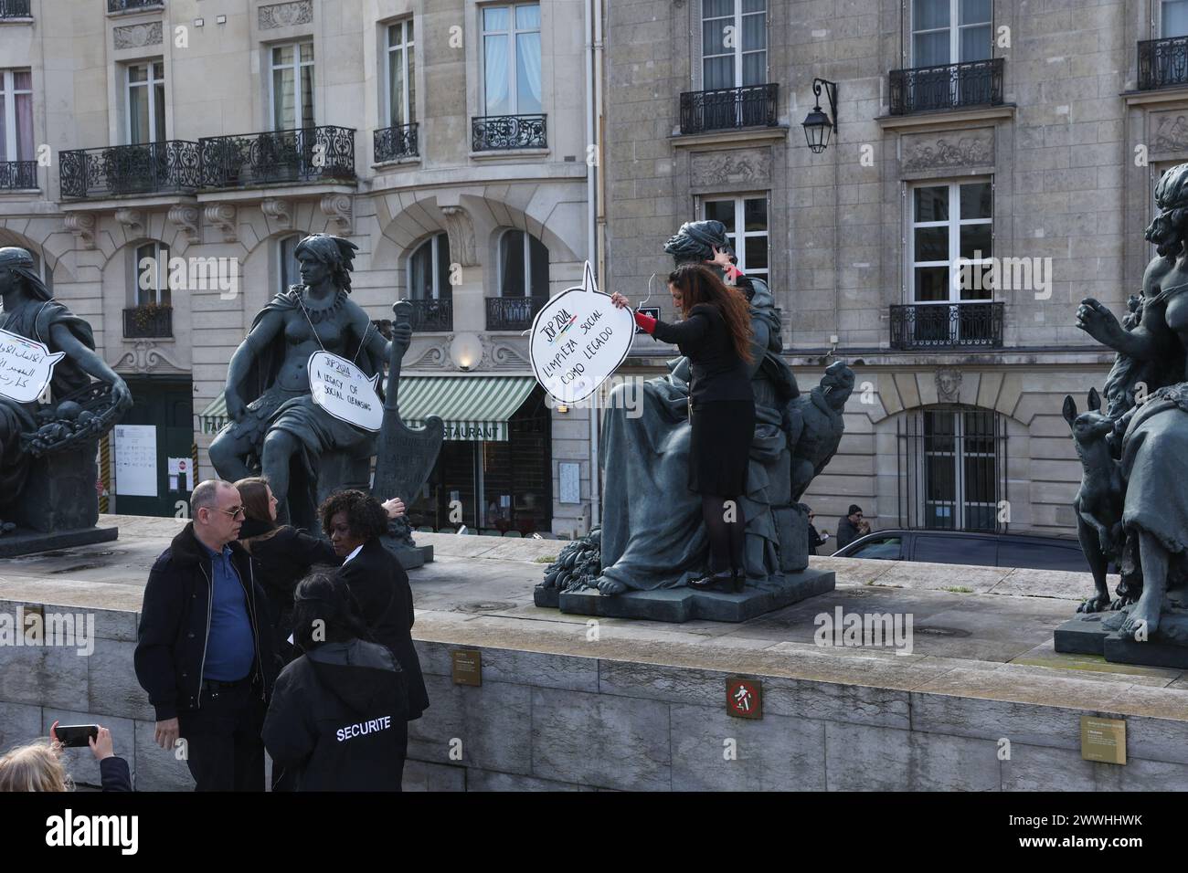 Paris, Frankreich. März 2024. Der Sicherheitsdienst des Orsay-Museums entfernt die Schilder auf den Statuen. Aktion des Vereins "die andere Seite der Medaille" neben dem "Weltärzteverband", um die soziale Säuberung anzuprangern, die durch die Organisation der Olympischen Spiele 2024 in Paris am 24. märz 2024 verursacht wurde. Foto: Christophe Michel/ABACAPRESS.COM Credit: Abaca Press/Alamy Live News Stockfoto