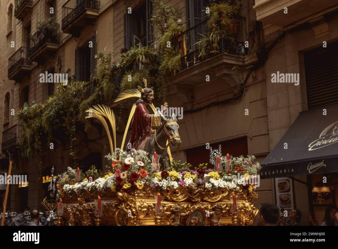 Barcelona, Spanien. März 2024. Ein religiöses Bild wird durch Barcelonas gotischen Qurater von der 'Gran Poder und Macarena Esperanza' Bruderschaft während ihrer Palmsonntagsprozession getragen Credit: Matthias Oesterle/Alamy Live News Stockfoto