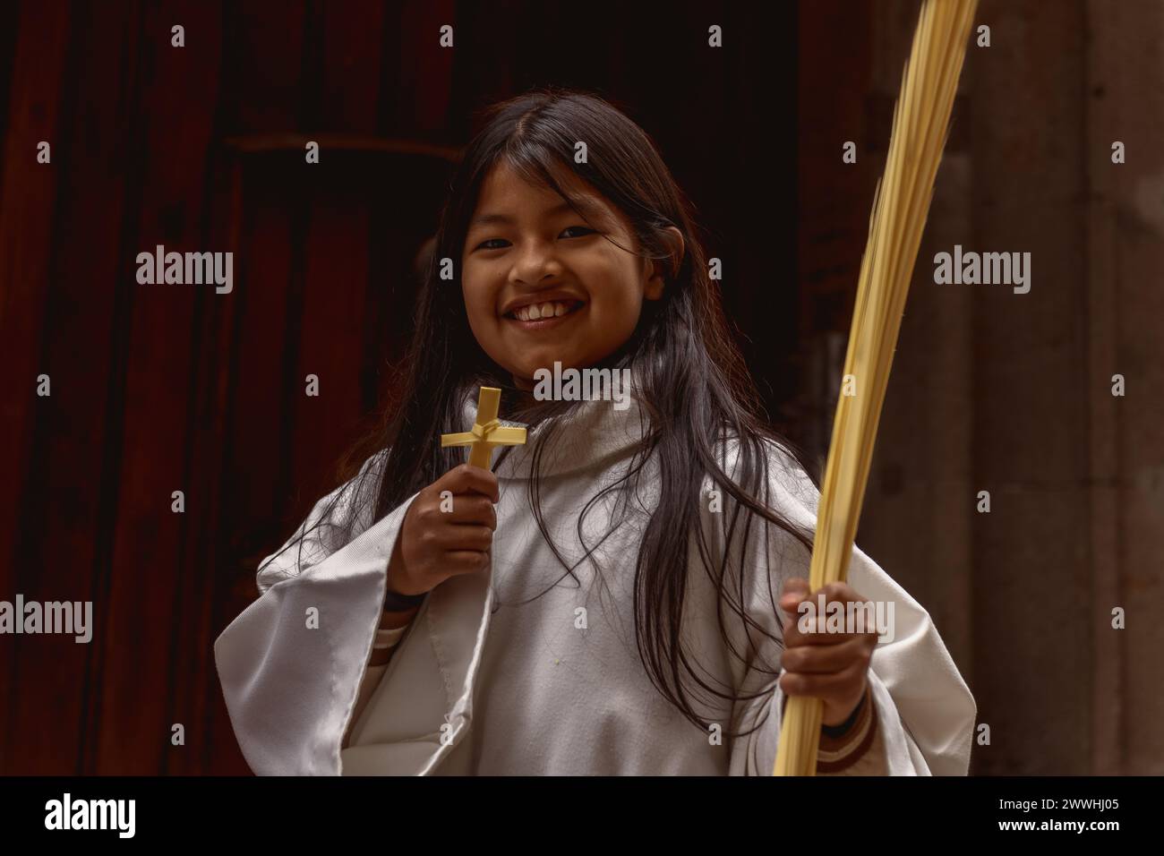 Barcelona, Spanien. März 2024. Ein junger Buße aus der Bruderschaft Gran Poder und Macarena Esperanza läuft während der Palmensonntagsprozession in Barcelona mit einem Palmenzweig durch die Straße. Credit: Matthias Oesterle/Alamy Live News Stockfoto