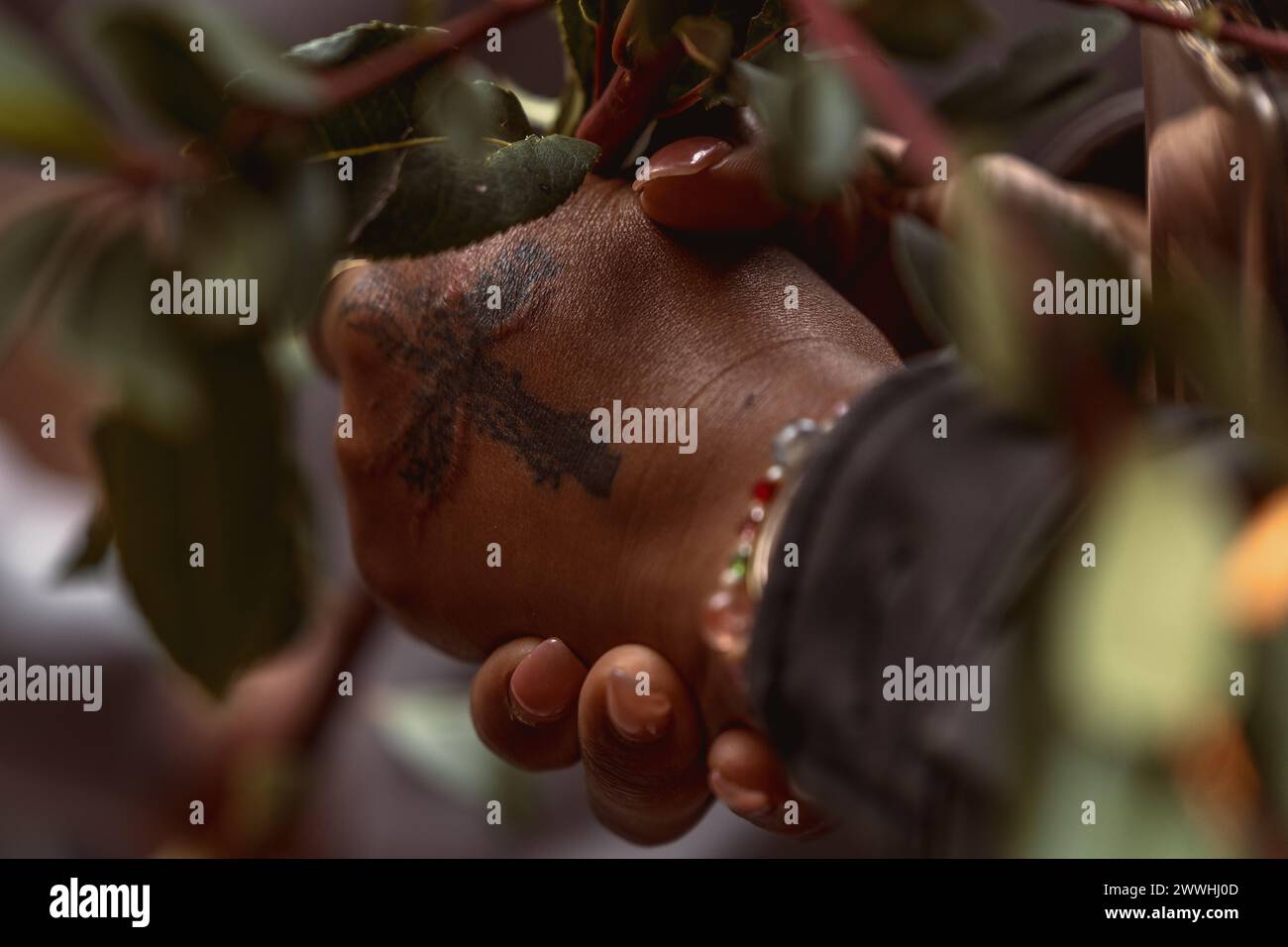 Barcelona, Spanien. März 2024. Eine Anbeterin mit einem christlichen Kreuz auf der Hand wartet auf den Segen nach der Palmensonntagsprozession Credit: Matthias Oesterle/Alamy Live News Stockfoto
