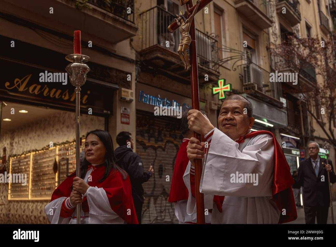 Barcelona, Spanien. März 2024. Die Pönitenten der Brüder „Gran Poder und Macarena Esperanza“ gehen während der Palmensonntagsprozession in Barcelona mit Palmenzweig durch die Straße. Credit: Matthias Oesterle/Alamy Live News Stockfoto