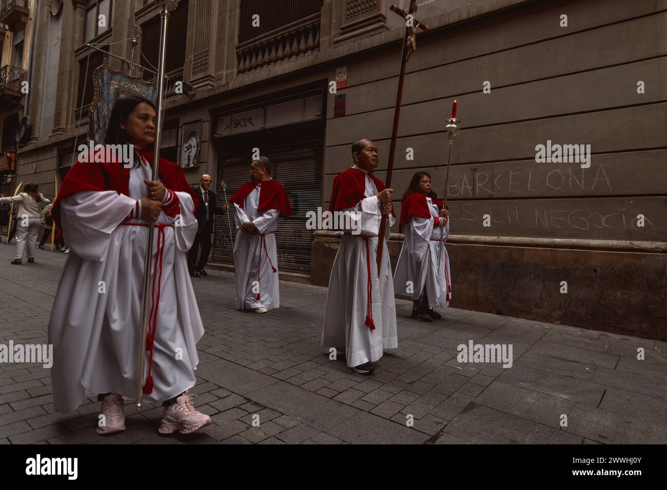 Barcelona, Spanien. März 2024. Die Pönitenten der Brüder „Gran Poder und Macarena Esperanza“ gehen während der Palmensonntagsprozession in Barcelona mit Palmenzweig durch die Straße. Credit: Matthias Oesterle/Alamy Live News Stockfoto