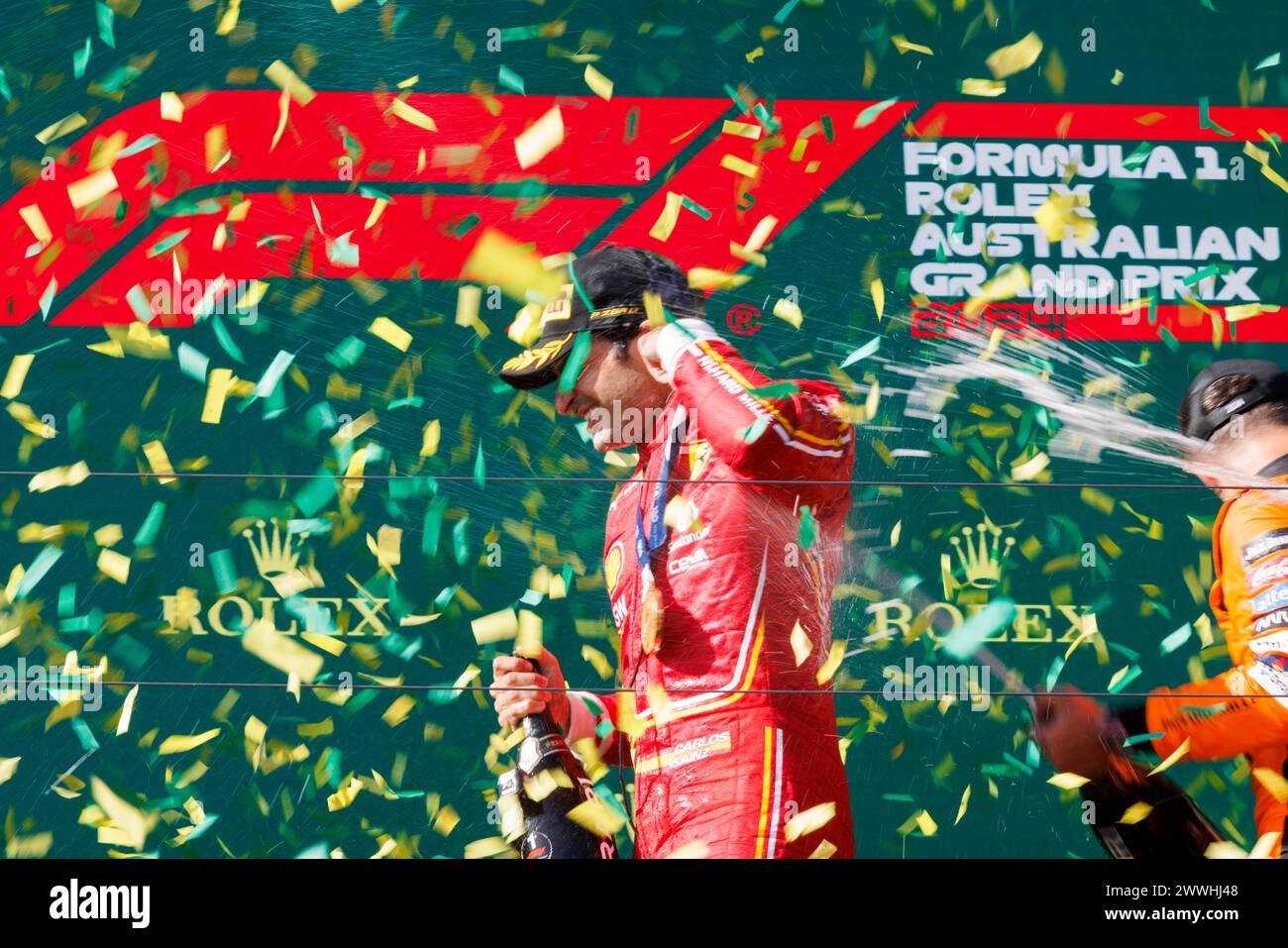 Melbourne, Australien. März 2024. Carlos Sainz aus Spanien (L) und Scuderia Ferrari feiern auf dem Podium mit Lando Norris aus Großbritannien und McLaren Formel 1 Team (R) nach dem Formel-1-F1-Grand-Prix von Australien auf der Albert Park Grand Prix-Strecke in Melbourne. Quelle: SOPA Images Limited/Alamy Live News Stockfoto