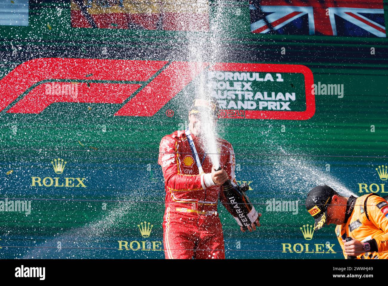 Melbourne, Australien. März 2024. Carlos Sainz aus Spanien (L) und Scuderia Ferrari feiern auf dem Podium mit Lando Norris aus Großbritannien und McLaren Formel 1 Team (R) nach dem Formel-1-F1-Grand-Prix von Australien auf der Albert Park Grand Prix-Strecke in Melbourne. Quelle: SOPA Images Limited/Alamy Live News Stockfoto