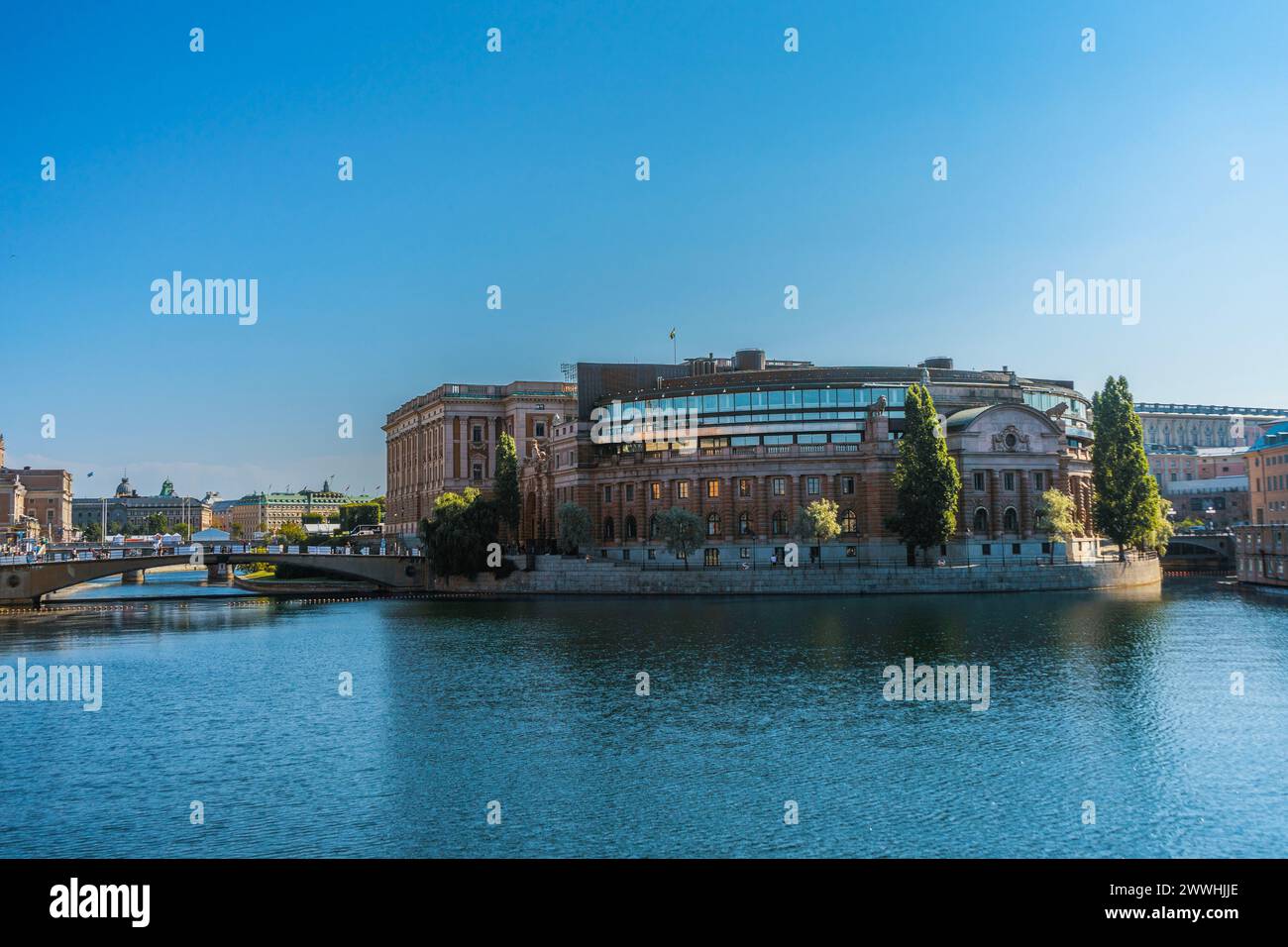Einige Boote fahren an Gebäuden am Fluss vorbei Stockfoto