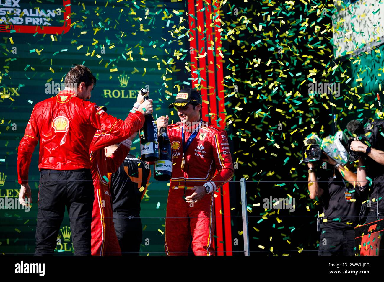 24. März 2024: Melbourne Grand Prix Circuit, Melbourne, Victoria, Australien; Formel 1 Grand Prix von Australien: Renntag; Nummer 55 Scuderia Ferrari Pilot Carlos Sainz Jr. Auf dem Podium nach dem Rennen Stockfoto