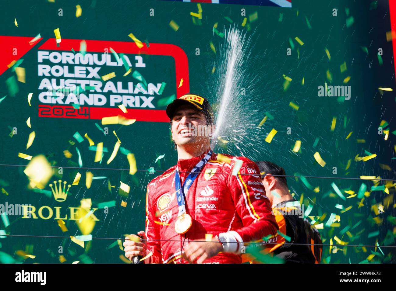 Melbourne, Australien. März 2024. Carlos Sainz aus Spanien (L) und Scuderia Ferrari feiern auf dem Podium nach dem Formel 1 Grand Prix von Australien auf der Albert Park Grand Prix Strecke in Melbourne. (Foto: George Hitchens/SOPA Images/SIPA USA) Credit: SIPA USA/Alamy Live News Stockfoto