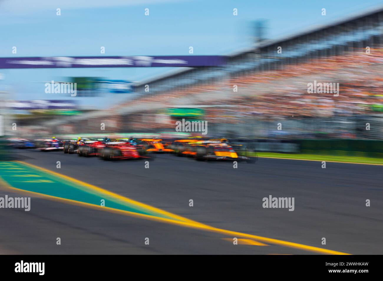 Melbourne, Australien. März 2024. Max Verstappen aus den Niederlanden und Oracle Red Bull Racing führen den Start für den Formel 1 Grand Prix von Australien auf der Albert Park Grand Prix Strecke in Melbourne an. (Foto: George Hitchens/SOPA Images/SIPA USA) Credit: SIPA USA/Alamy Live News Stockfoto