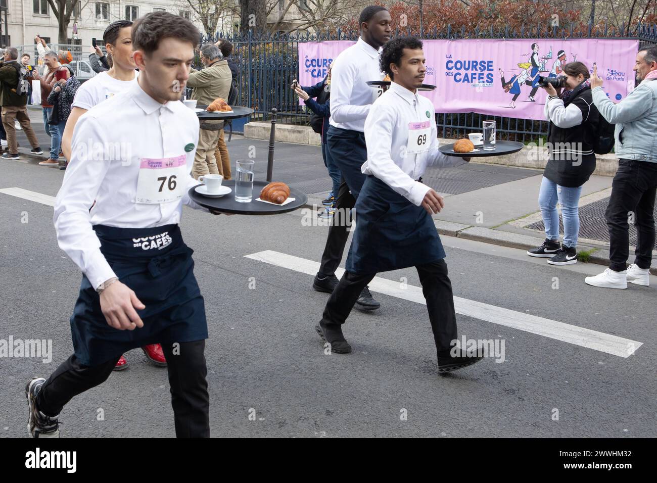 Paris, Frankreich, Sonntag, 24. März 2024, Run of Coffee Boys. Credit Francois Loock / Alamy Live News Stockfoto