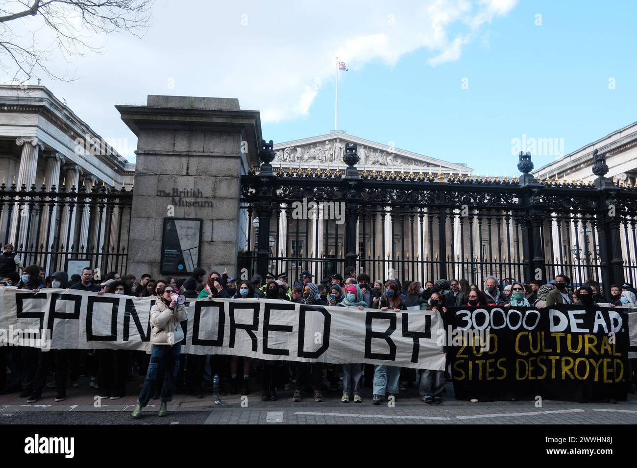 London, Großbritannien. März 2024. Als Reaktion auf die kürzlich von Israel an British Petroleum (BP) und andere Unternehmen genehmigte Gasförderung vor der Küste von Gaza organisiert Fossil Free London das Energiembargo für Palästina im British Museum. Der Protest zielt darauf ab, das Museum unter Druck zu setzen, seine Beziehungen zu BP aufgrund der Beteiligung des Unternehmens an dem anhaltenden Konflikt zu trennen. Quelle: Joao Daniel Pereira/Alamy Live News Stockfoto