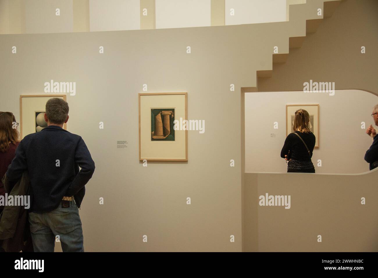 Besucher der Ausstellung des niederländischen Künstlers Escher Stockfoto