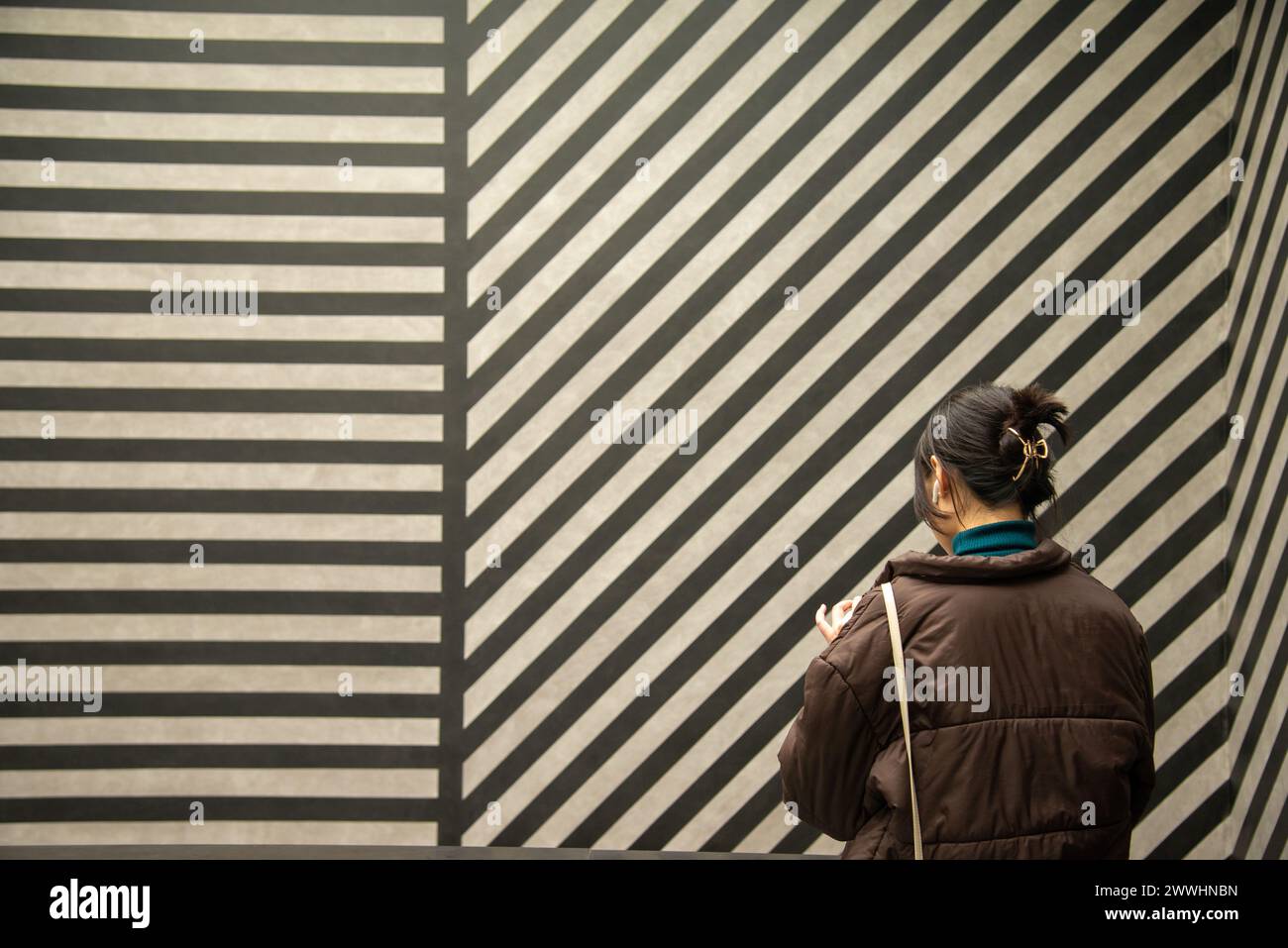 Besucher der Ausstellung des niederländischen Künstlers Escher Stockfoto